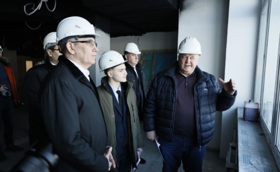 Есть не у каждого: Миляев презентовал юному тульскому активисту персональную каску Минстроя Есть не у каждого: Миляев презентовал юному тульскому активисту персональную каску Минстроя