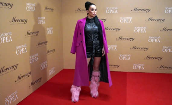 Кожа днем, золото вечером: 10 платьев — хиты сезона, как выбрать и носить под ситуацию и настроение Кожа днем, золото вечером: 10 платьев — хиты сезона, как выбрать и носить под ситуацию и настроение